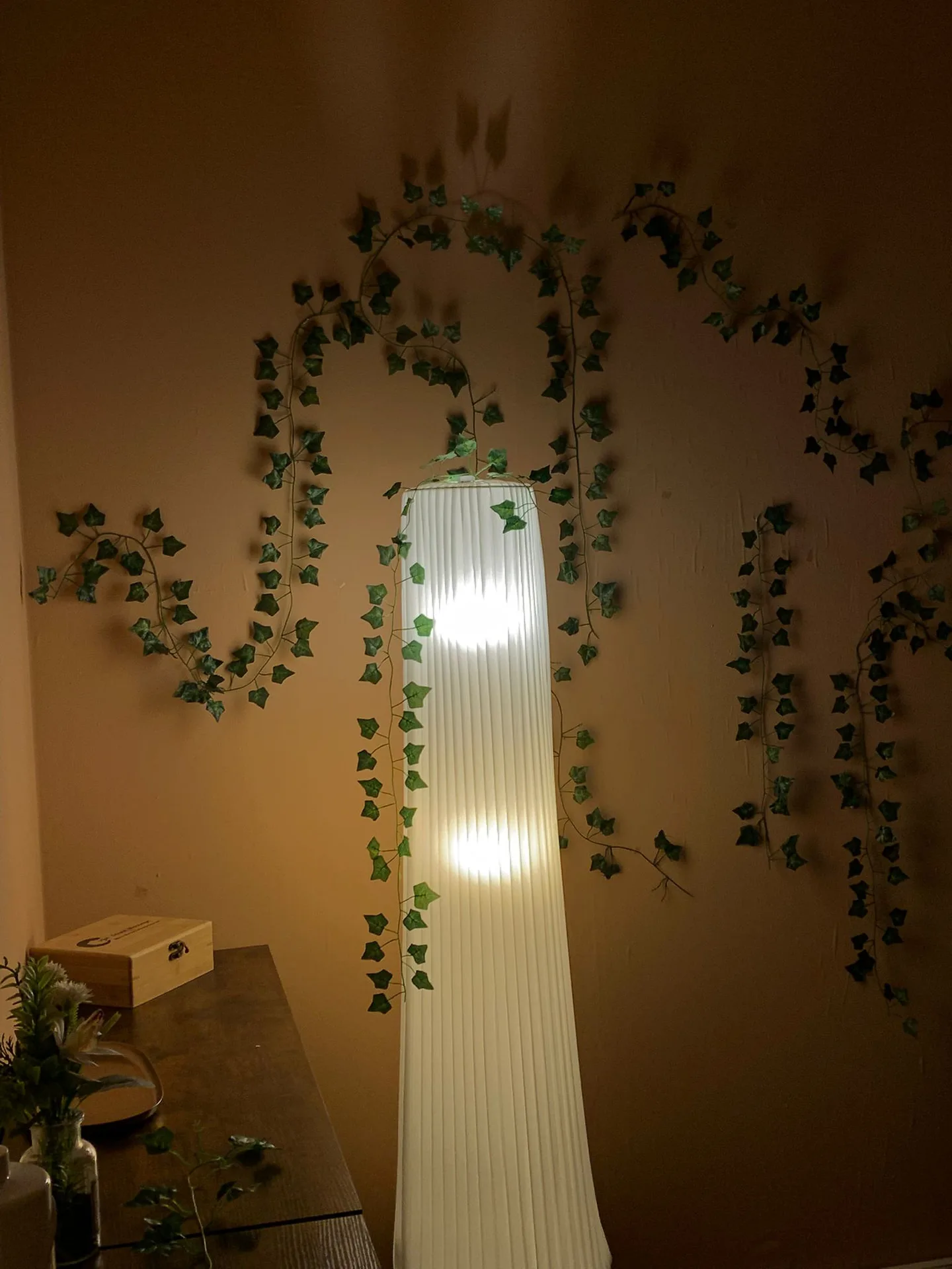 Detail osvětlení a zeleně v salonu